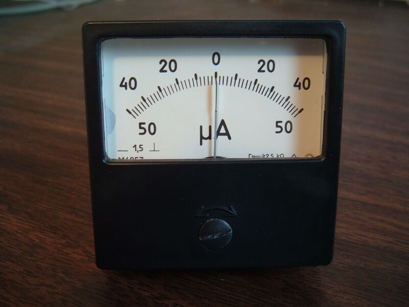 ملف:Zero-Center Ammeter.JPG