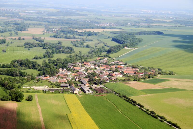 ملف:Šestajovice from air 1K.jpg