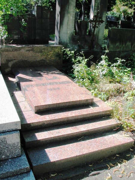 ملف:Nagrobek Zula Pogorzelska.JPG