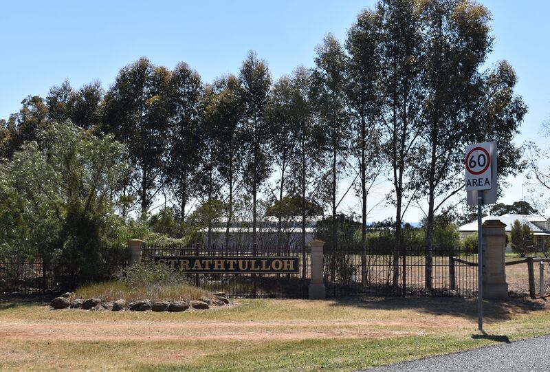 ملف:Strathtulloh Subdivision Sign.JPG