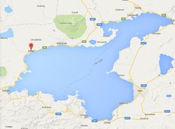 أخلاط على الشاطئ الشمالي الغربي لـبحيرة وان