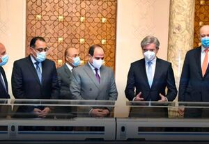 الرئيس السيسي يستعرض مشروع القطار السريع.