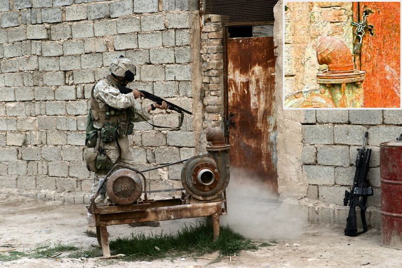 ملف:Door breaching.jpg