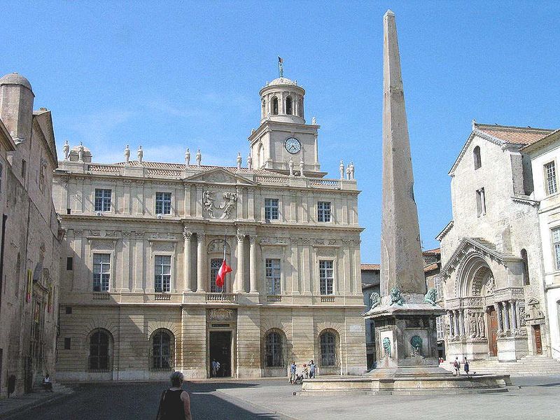 ملف:France Arles Place Republique.JPG