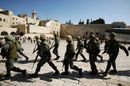 الجيش الإسرائيلي ينتهك حرمة المسجد الأقصى تمهيداً لدخول مصلين يهود.