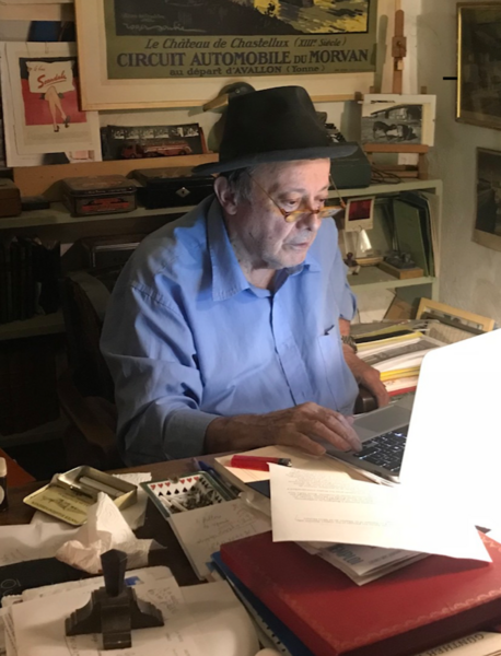 ملف:JPG à son bureau.png