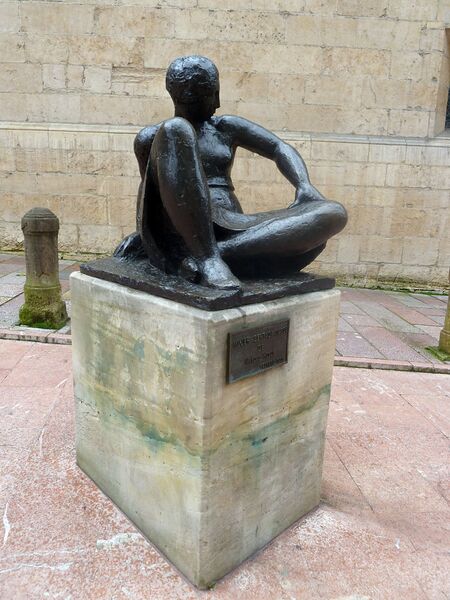 ملف:Mujer sentada (Oviedo).jpg
