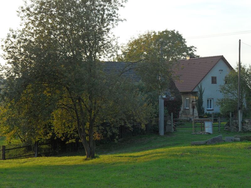 ملف:Milosovice A. DumZaStromem.jpg