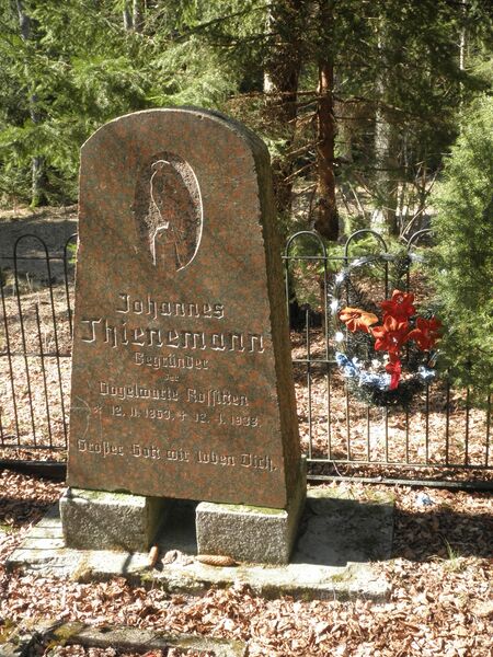 ملف:Grab Johannes Thienemann.JPG