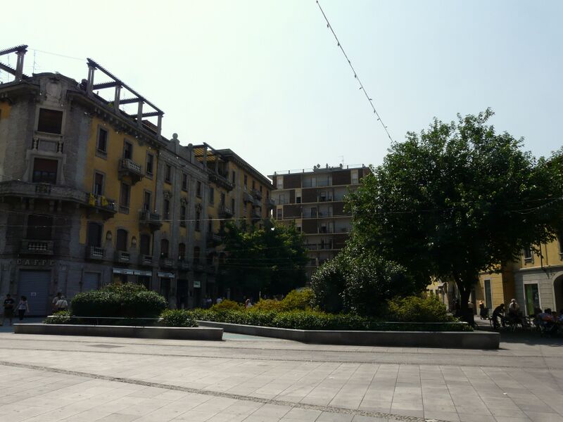 ملف:Magenta-piazza Liberazione.jpg
