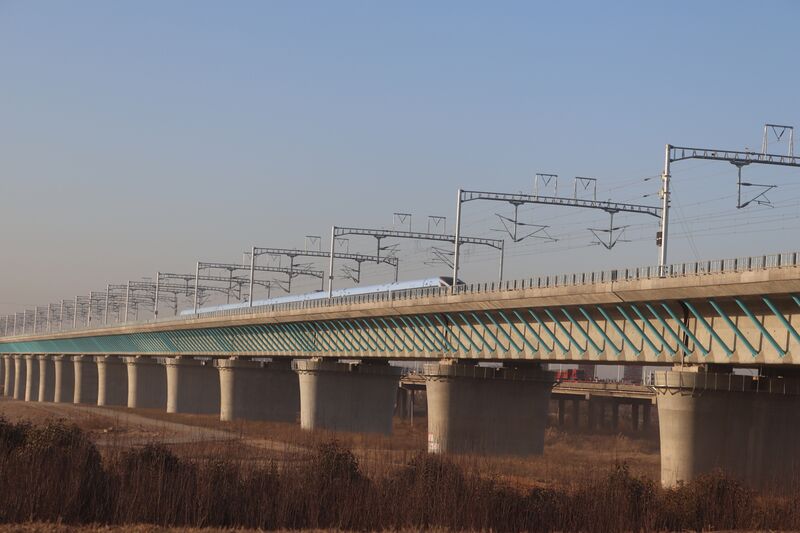 ملف:未央 蓝暖男通过银西高铁渭河大桥 01.jpg