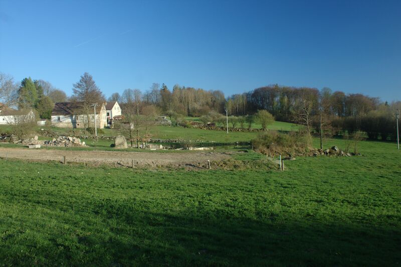 ملف:Hrachov, louka a domy.jpg