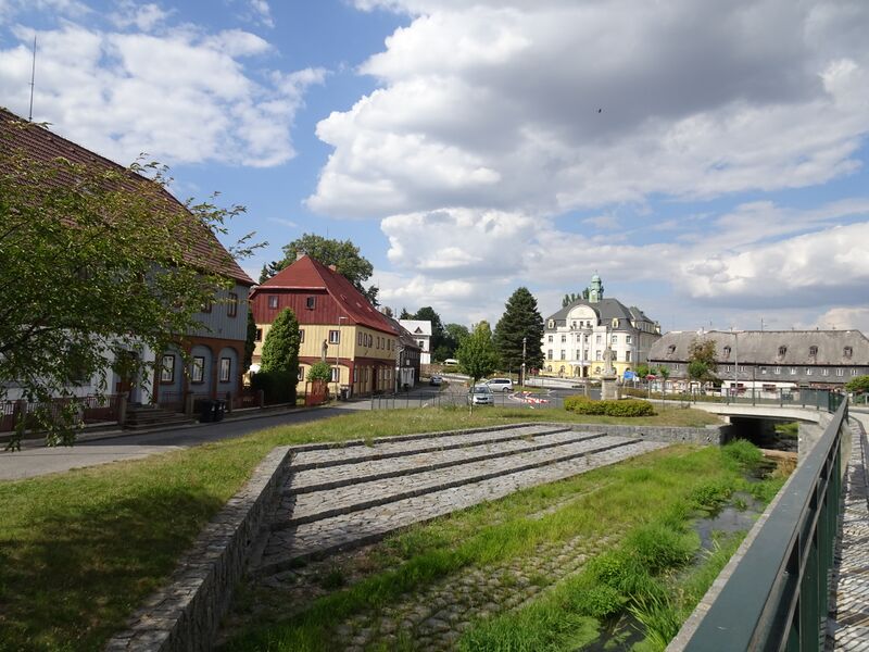 ملف:Jiříkov, Náměstí (2).jpg