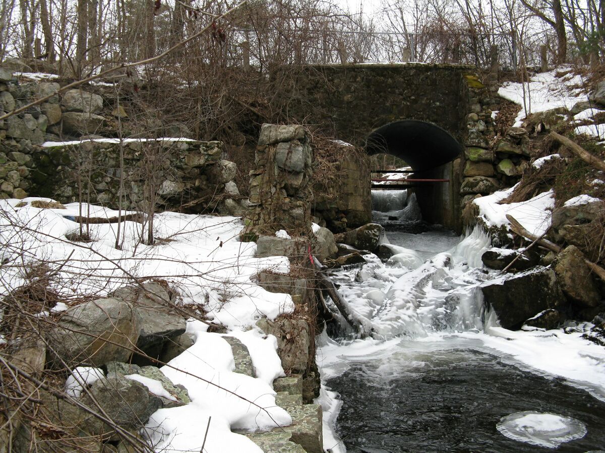 ملفWaterfall on Vine Brook at Wilson Mill, Bedford MA.jpg المعرفة