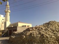 يقايا قلعة العريش وفي الخلفية الجامع العباسي.jpg