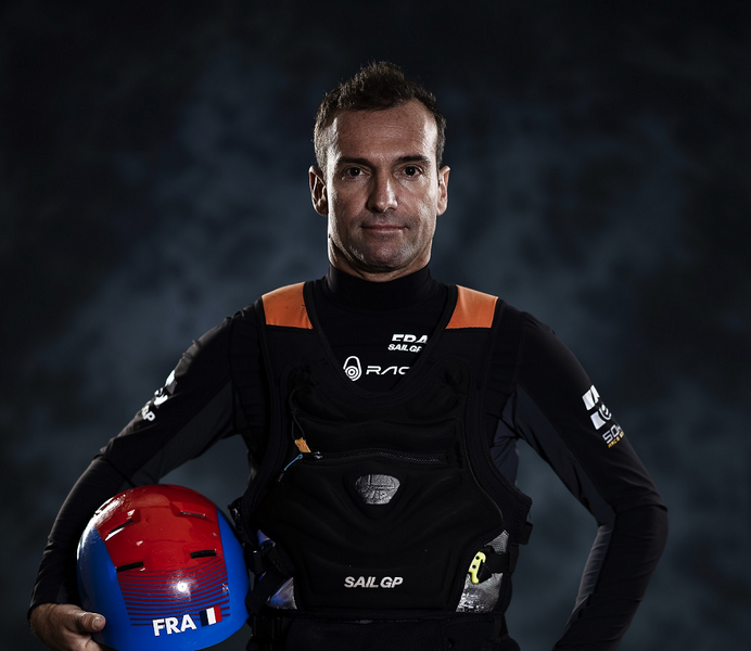 ملف:BILLYBESSON HELMSMAN FRANCE.png