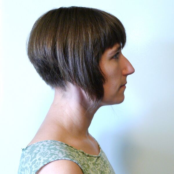 ملف:Inverted bob haircut (side).jpeg