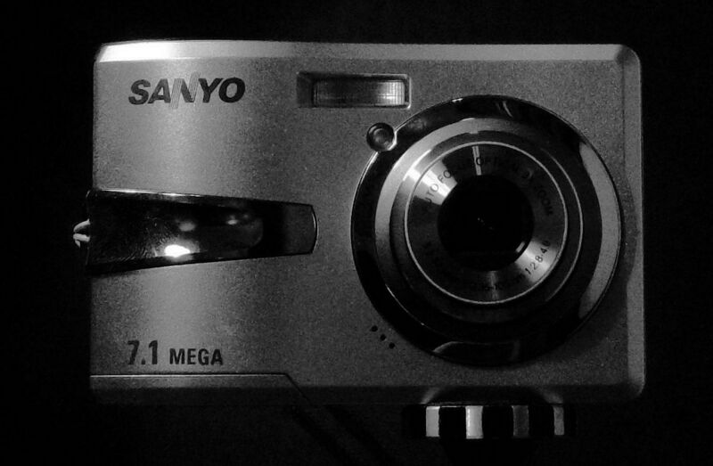 ملف:Sanyo VPC-S760 digatal camera.jpg