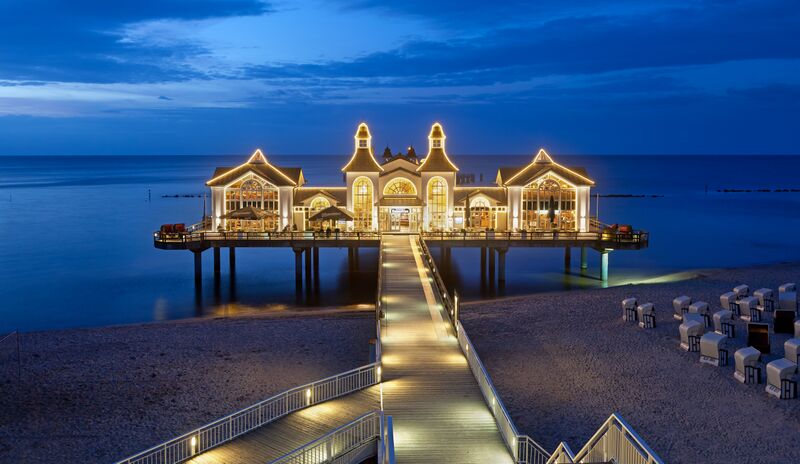 ملف:Seebrücke Sellin abends crop.jpg