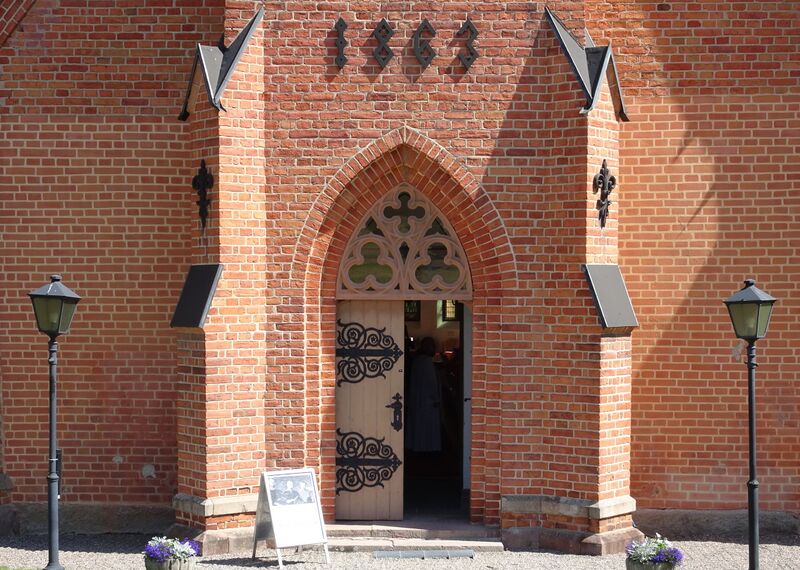 ملف:Taxinge kyrka, juli 2019b.jpg