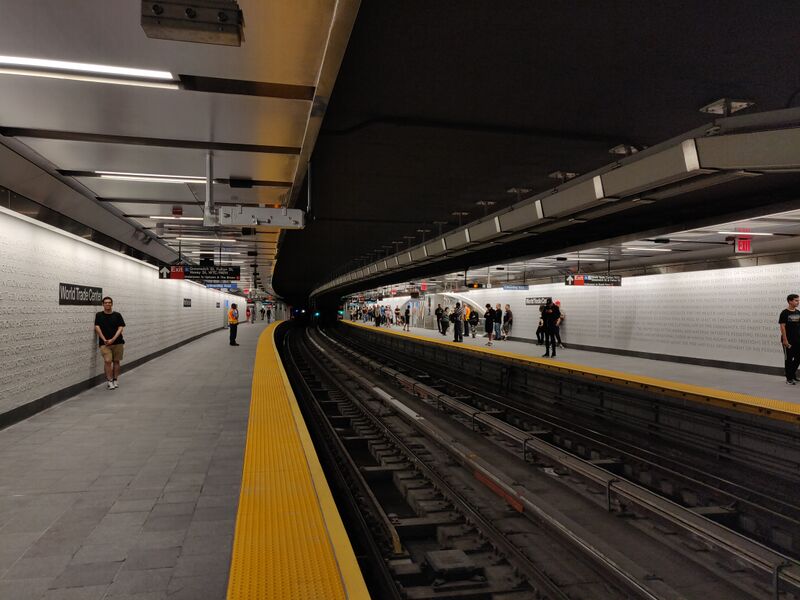ملف:WTCCortlandtSubwayPlatformsReOpeningDayWideShot.jpg