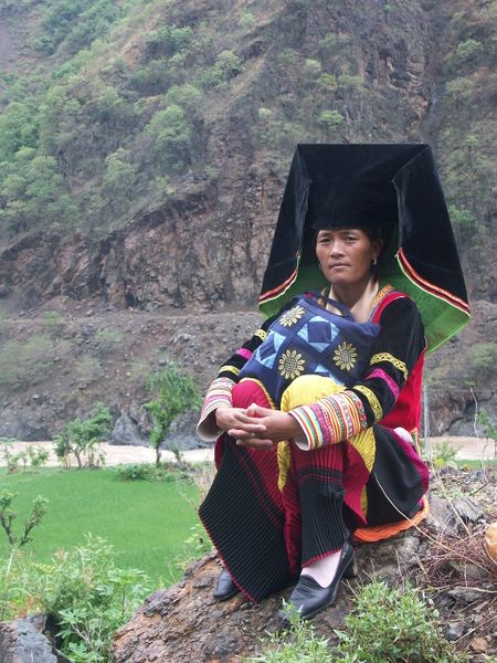 ملف:Yi woman in traditional dressing.jpg