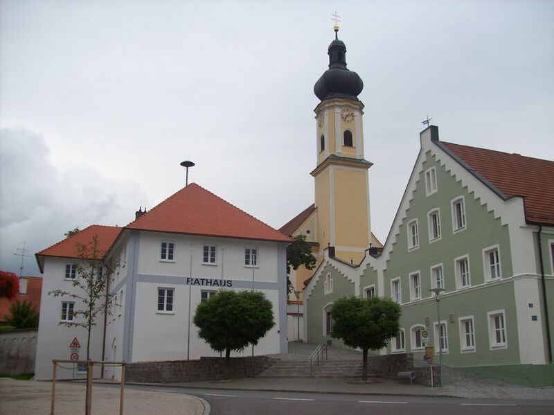 ملف:Irlbach-Rathaus-Kirche.jpg