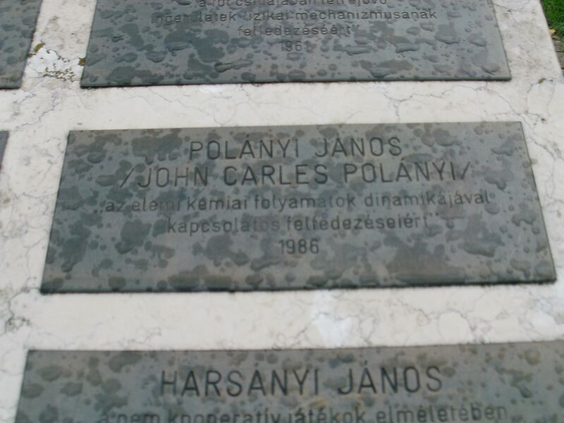 ملف:John Polanyi, Eger (2).JPG