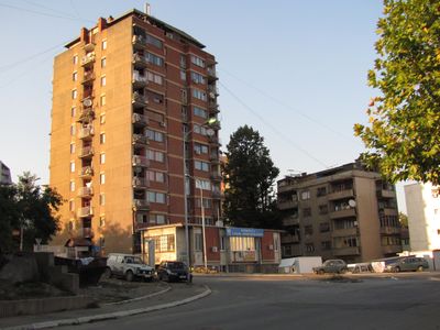 مبنى سكني في شمال متروڤتسا.