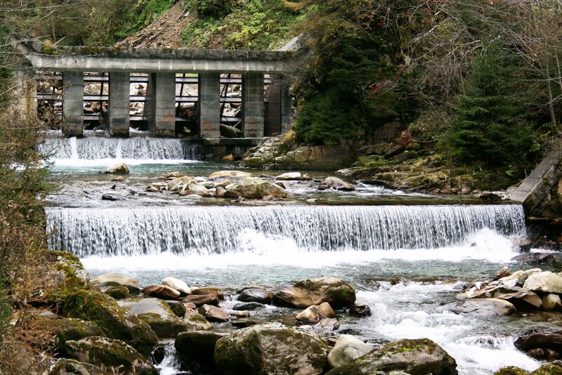 ملف:Gasteiner Ache Geroellsperre.JPG