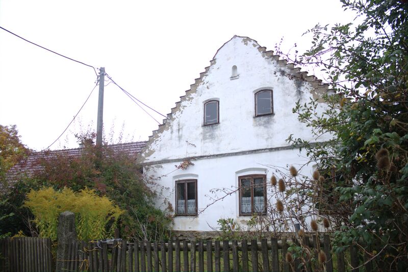 ملف:Hoštice, štít domu.jpg