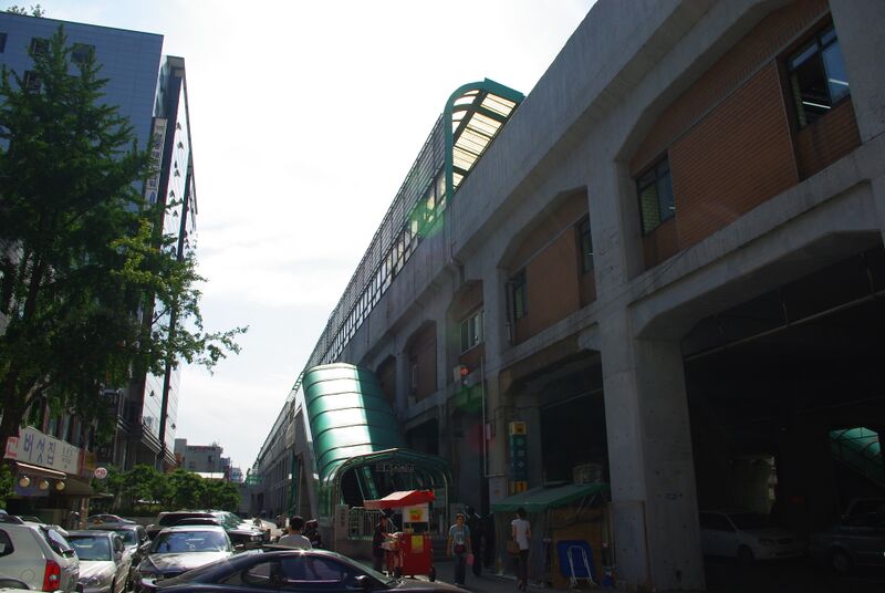 ملف:Seongsustationoutside.jpg