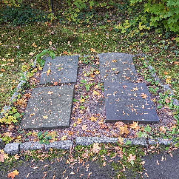 ملف:Grab Wilhelm Herrmann.jpg