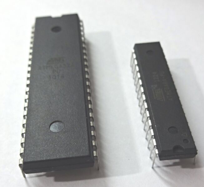 ملف:Microcontrollers Atmega32 Atmega8.jpg
