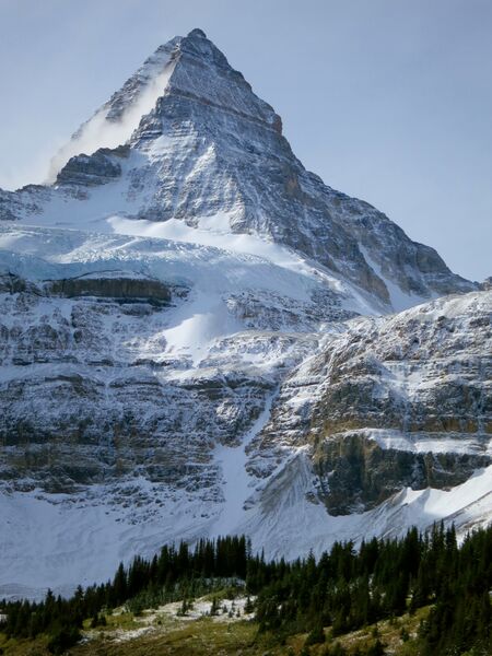 ملف:Mount Assiniboine massif.jpg