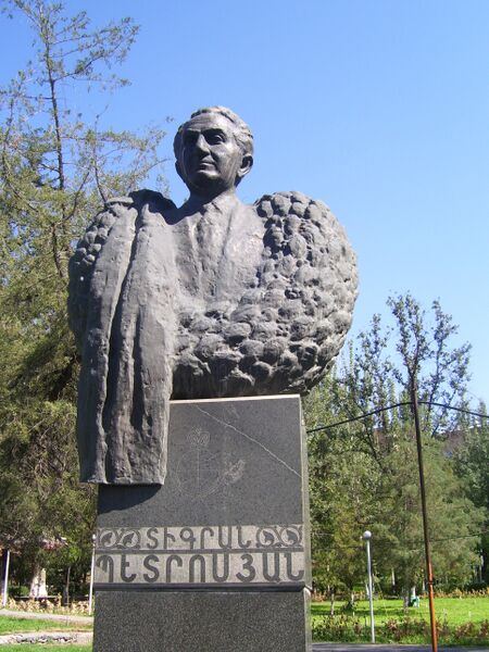 ملف:Statue Tigran Petrosian 02.JPG