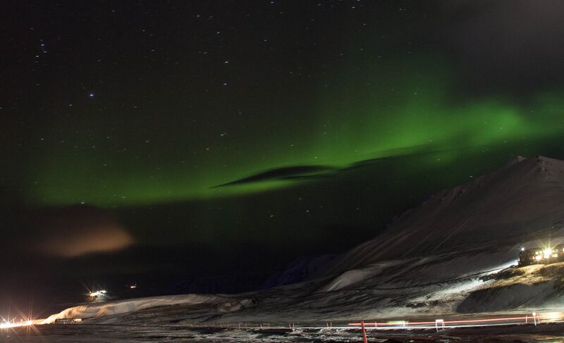 ملف:Aurora over Svalbard.jpg