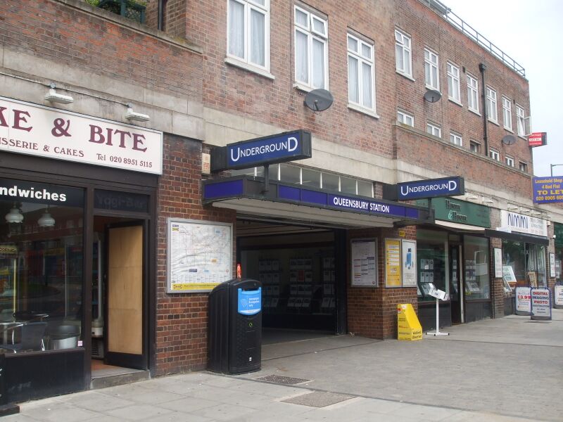 ملف:Queensbury station entrance.JPG