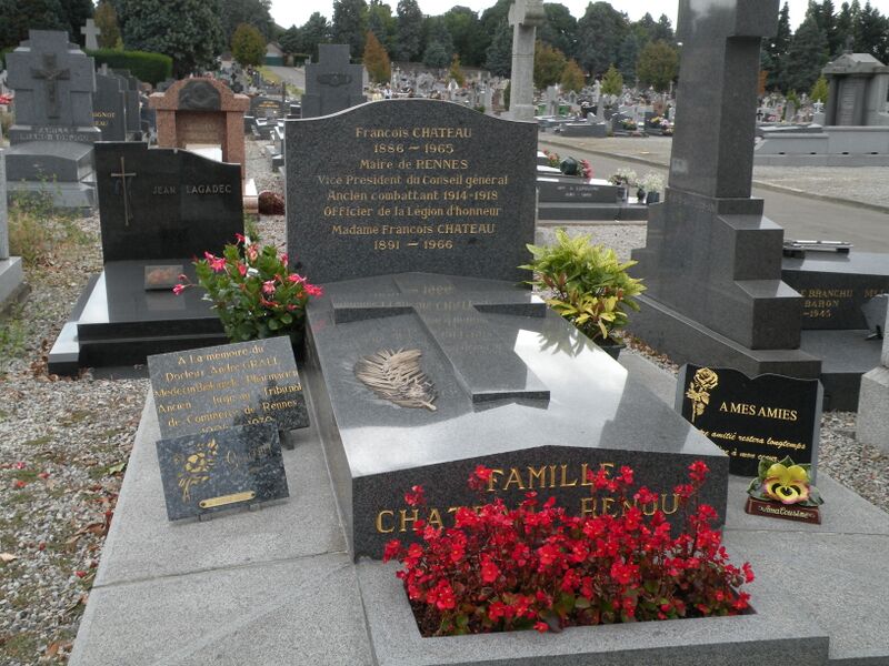 ملف:Rennes CimEst tombe Château.jpg