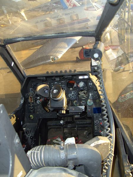 ملف:AH-1P front cockpit.JPG