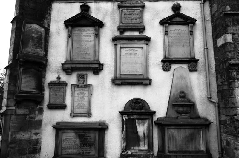 ملف:Greyfriars Kirkyard Memorials.jpg