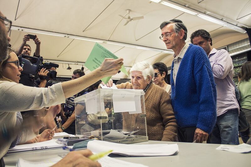 ملف:Votació Ada Colau (17416011214).jpg