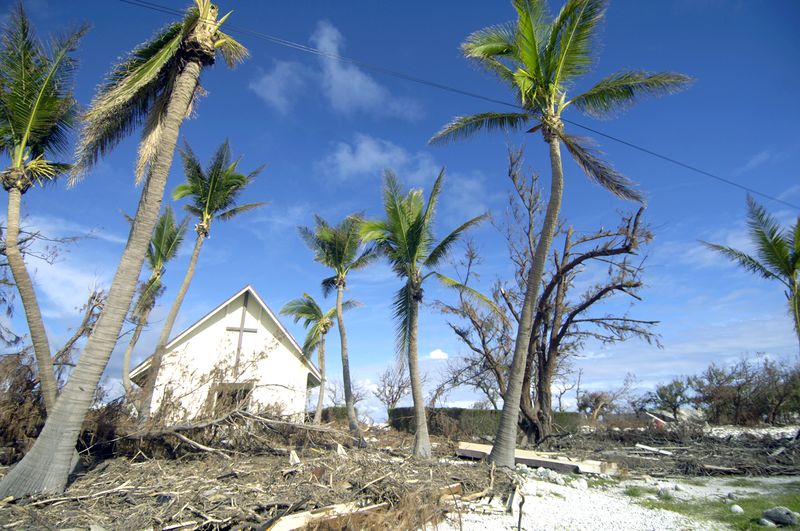 ملف:Wake Island Memorial Chapel damaged by Hurricane-Typhoon Ioke 2006.jpg