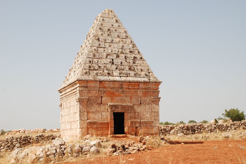ملف:BaudaS,pyramidtomb.jpg