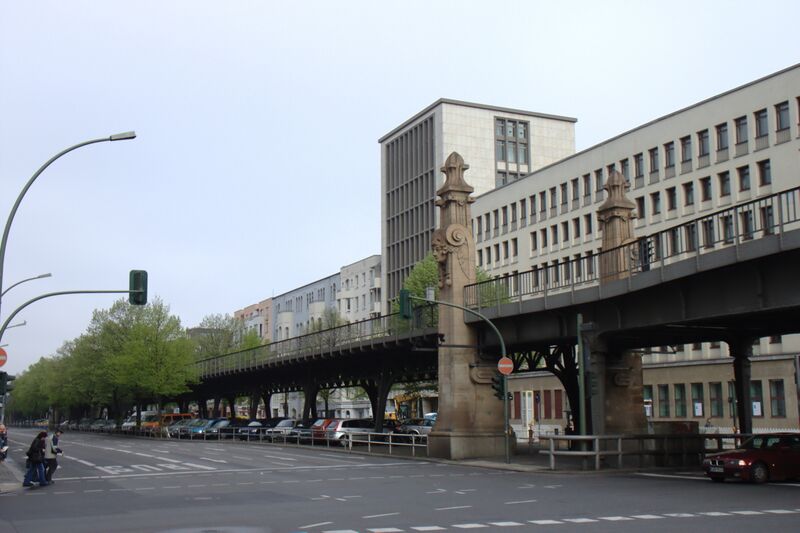 ملف:Berlín, Bülowstrasse, most metra.jpg