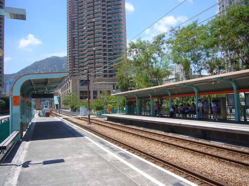 ملف:LRT Goodview Garden Stop.JPG