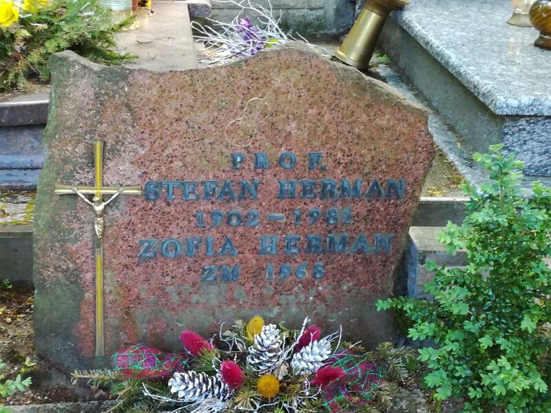 ملف:Grób prof. Stefana Hermana.jpg