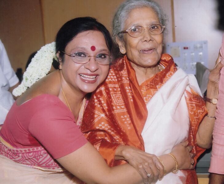 ملف:Sandhya Mukherjee and Nupurchhanda.jpg