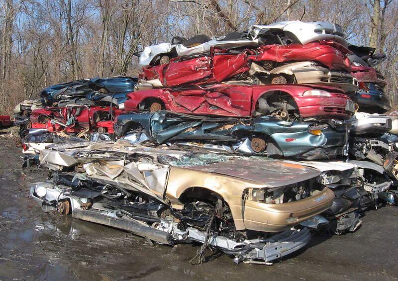 ملف:Auto scrapyard 1.jpg