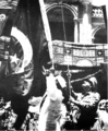 جمال عبد الناصر يرفع علم مصر بعد جلاء الإنجليز من بورسعيد عام 1956.